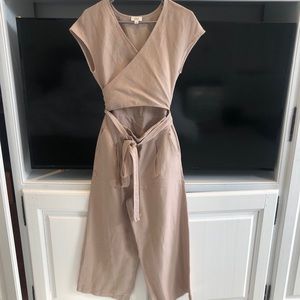 Aritzia linen jumpsuit. Never worn. Size 4